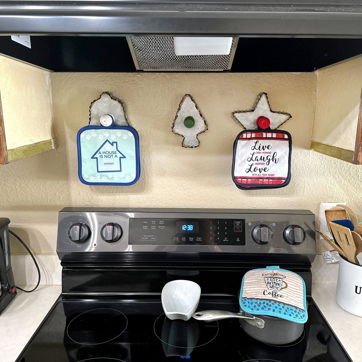 ZeckosWorld's tweet photo. Keep your pot holders safe while baking yummy cookies for Santa! https://t.co/XWxeHLdsGx #christmas #santa #cookiesforsanta #cookiecutter #christmaswallhook #clearance #closeout https://t.co/oRbUJuCAR5