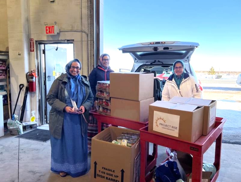 Bohras_Canada's tweet photo. To mark #RemembranceDay 2022, the @Dawoodi_Bohras of #Calgary organized a food #donationdrive for the Veterans Association @vafbyyc at their community center. They contributed 500 lbs. of non-perishable food items to meet the increased need for donations in the winter months. https://t.co/VWBFSpfpN5