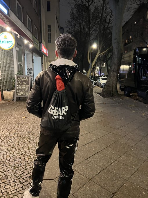 Bought a new dildo, too big for the bag ? #onlyinberlin https://t.co/3vTqWCZjdp