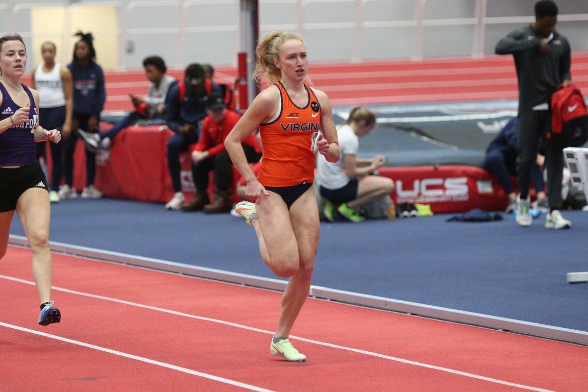 Women's 400 ⚔️

Anzhelika Parenchuk picks up the win for UVA running 57.15! Abby Comella places fifth. 

#GoHoos⚔️