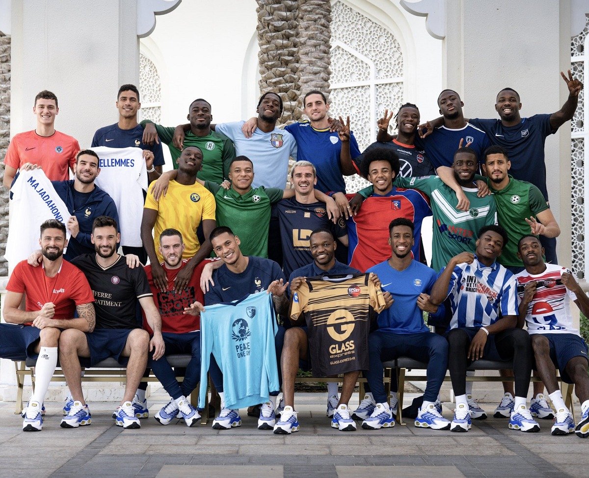 Les joueurs de l'Équipe de France ont posé avec le maillot de leur club amateur, là où ils ont débuté leurs carrières ! 🤩