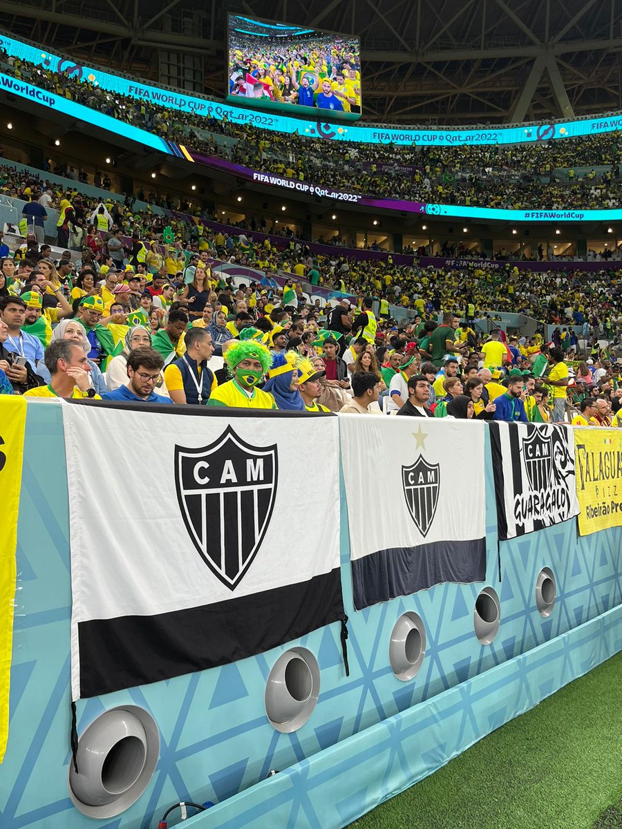 thiagonoggueira's tweet photo. Coleção de bandeiras do @Atletico registrada por @eusavio neste Camarões x Brasil. 🇨🇲🇧🇷 @valinorconteudo @Sportbuzzbr @Rede98Oficial #FIFAWorldCup2022 https://t.co/4Unv6mv8m1