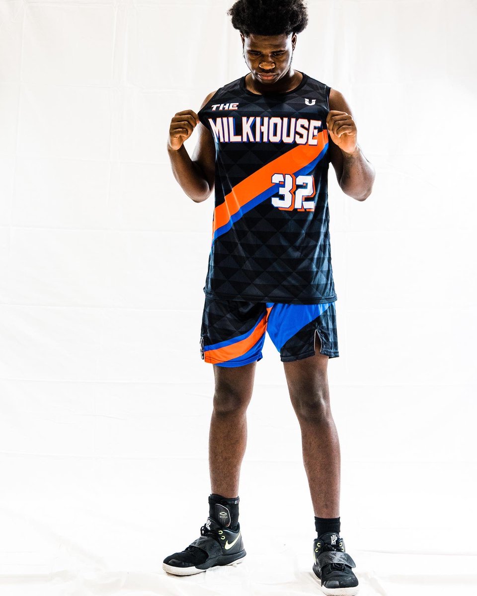 dukescreams_'s tweet photo. Not my basketball page but I’m chasing two dreams streamer nd basketball senior year #lastrun32 let’s get this money #longlivepac💔🕊️#longlivedel💔🕊️ big #GBG #DonGotti ❤️🤞🏾 https://t.co/pK5qAClvMc