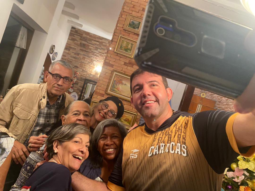 prospericarlos's tweet photo. Desde #Caracas, sostuvimos un encuentro con nuestros compañeros de la Pq. #ElRecreo junto @jesusfbolivarad y @silveriofiguer1, seguimos comprometidos en escuchar nuestro pueblo. 
Unidos logremos el cambio que nos devuelva la democracia y la prosperidad. #UnidosXVenezuela https://t.co/dI6wzgRK2K