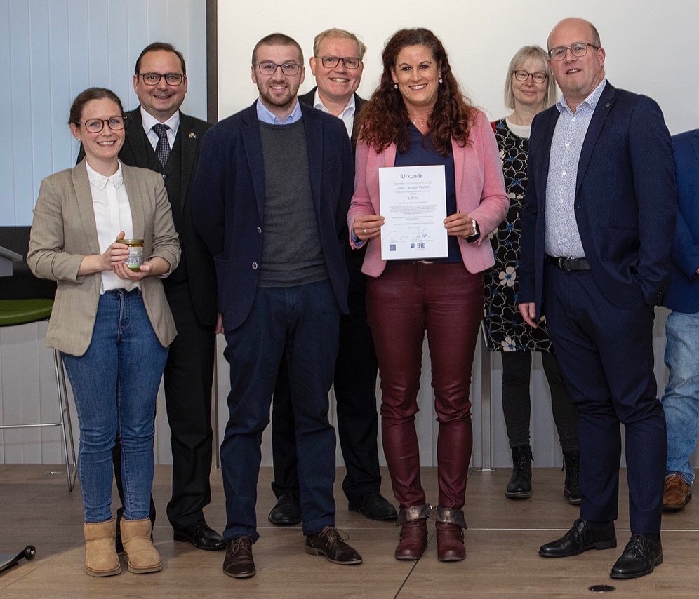 WPE (@wpe_essen) on Twitter photo Wir haben den mit 3.000 Euro dotierten Umweltpreis der <a href="/Essen_Ruhr/">Stadt Essen</a> für das Projekt „Dach- und Streuobstwiesen“ 🌳🐝erhalten💪🏻. #umenachhaltigkeit #greenhospital Wir haben den mit 3.000 Euro dotierten Umweltpreis der <a href="/Essen_Ruhr/">Stadt Essen</a> für das Projekt „Dach- und Streuobstwiesen“ 🌳🐝erhalten💪🏻. #umenachhaltigkeit #greenhospital