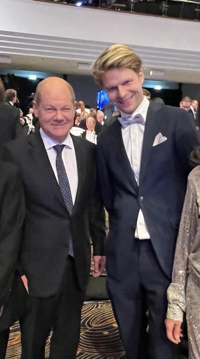 Bundeskanzler <a href="/OlafScholz/">Olaf Scholz</a> wusste gerade auf der Gala des deutschen Nachhaltigkeitspreis noch sehr gut warum er die #NeueRechtsform für #Verantwortungseigentum, sich als #Ampel vorgenommen hat umzusetzen! Danke 💪Wir setzen auf Euch #Ampel <a href="/MarcoBuschmann/">Marco Buschmann</a> !