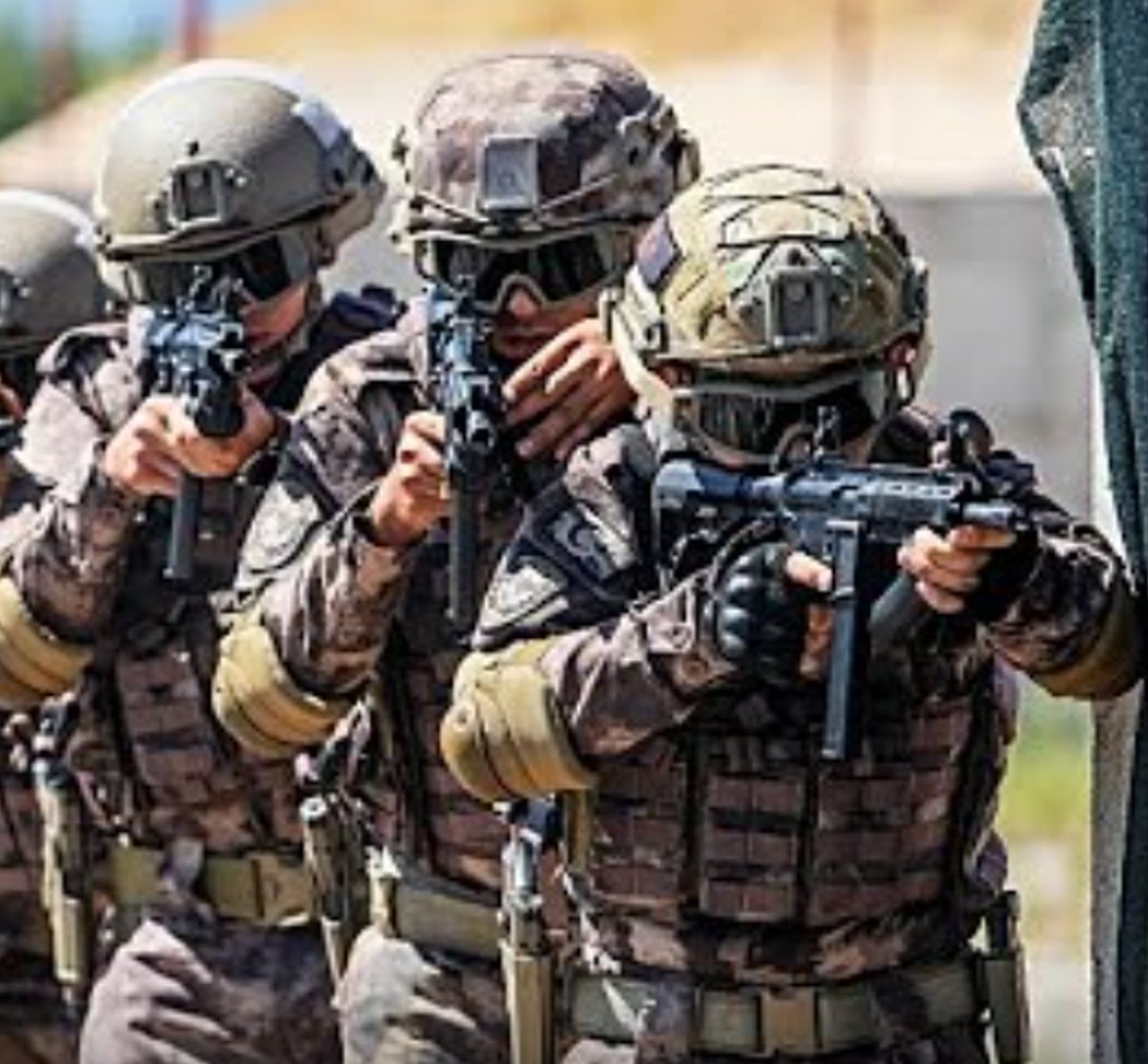 Gözünü kırpmadan bu vatan için canını veren Kahraman Türk Polisi hakkını istiyor. Hak etmediği bir şeyi değil.

Polisler fazla çalıştırılıyor, saatlik fazla çalışma ücreti her polise verilmelidir.

#PolisMesaiyeDevamEdiyor #6000beraattakipsizlik