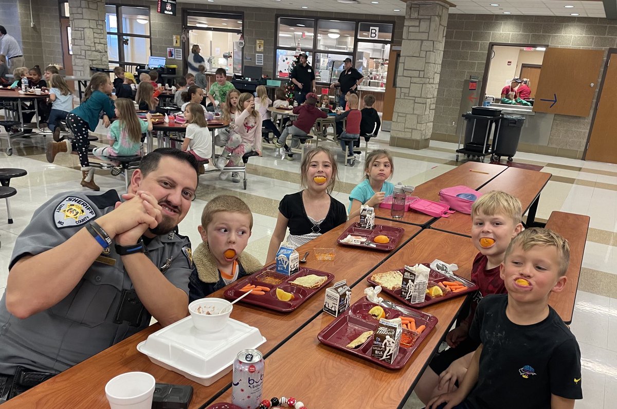 Orange 🍊 ya glad we have an awesome School Resource Officer? Deputy Marler takes time to have fun eating w/ us at lunch!