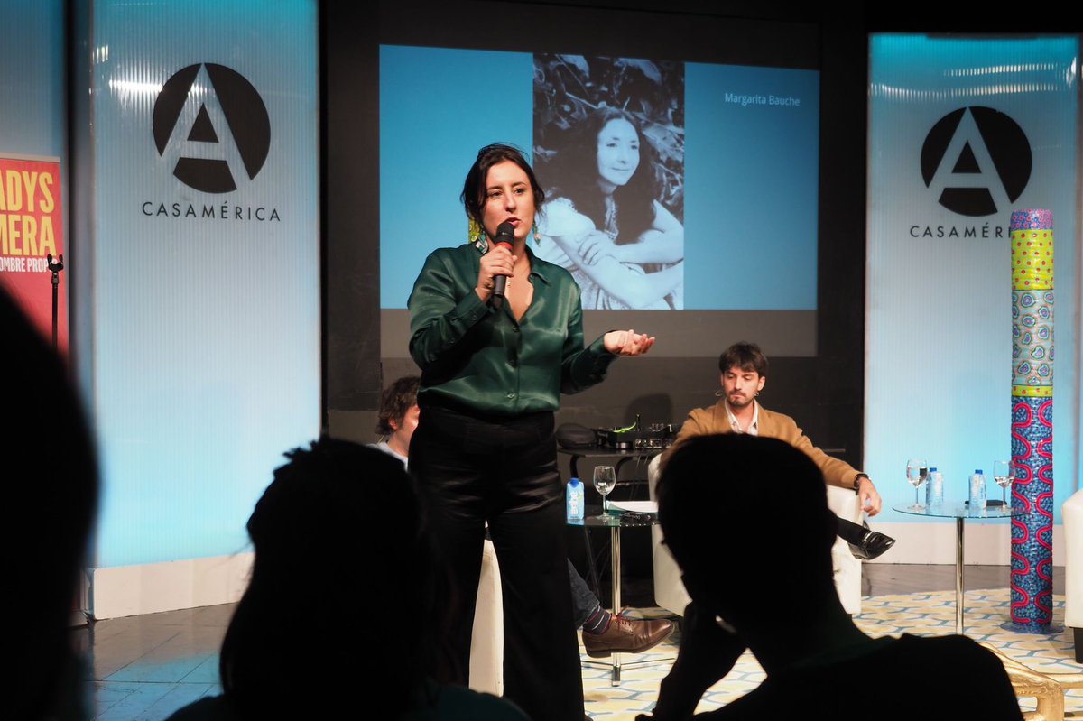 📘 Llenazo en la presentación del libro 𝐌𝐮́𝐬𝐢𝐜𝐚 𝐜𝐨𝐧 𝐧𝐨𝐦𝐛𝐫𝐞 𝐩𝐫𝐨𝐩𝐢𝐨 de <a href="/GladysPalmera/">Gladys Palmera</a> con <a href="/luispradosc/">Luis Prados Covarrubias</a>, José Arteaga, <a href="/AlexGarciaAmat/">Alex García Amat</a> y José Fajardo.

📸 Así está siendo 👇