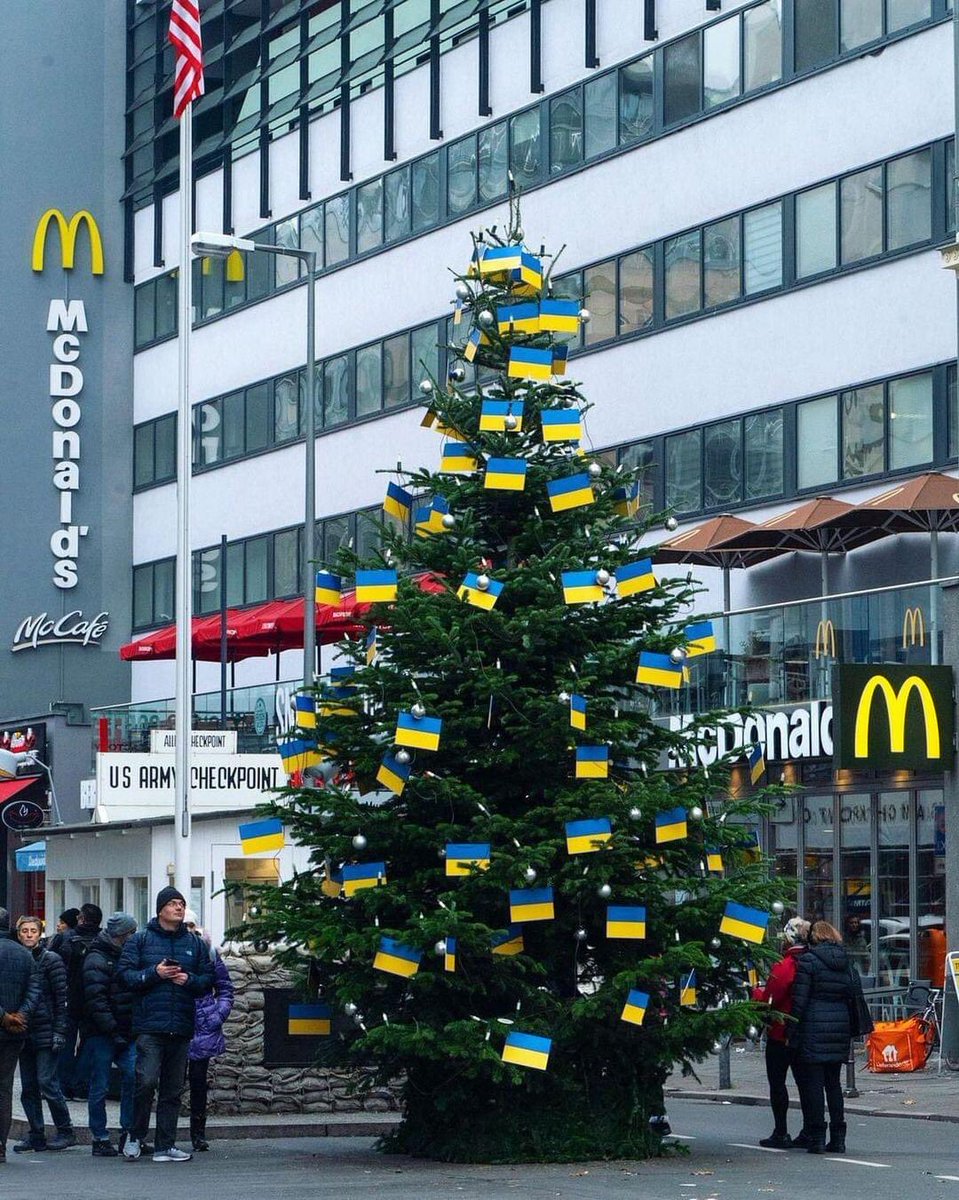 DawaaRadnaa's tweet photo. Christmas tree
in
Berlin
at
#Checkpoint_Charlie 💙🎄❤️ https://t.co/5JH0kNLN3w