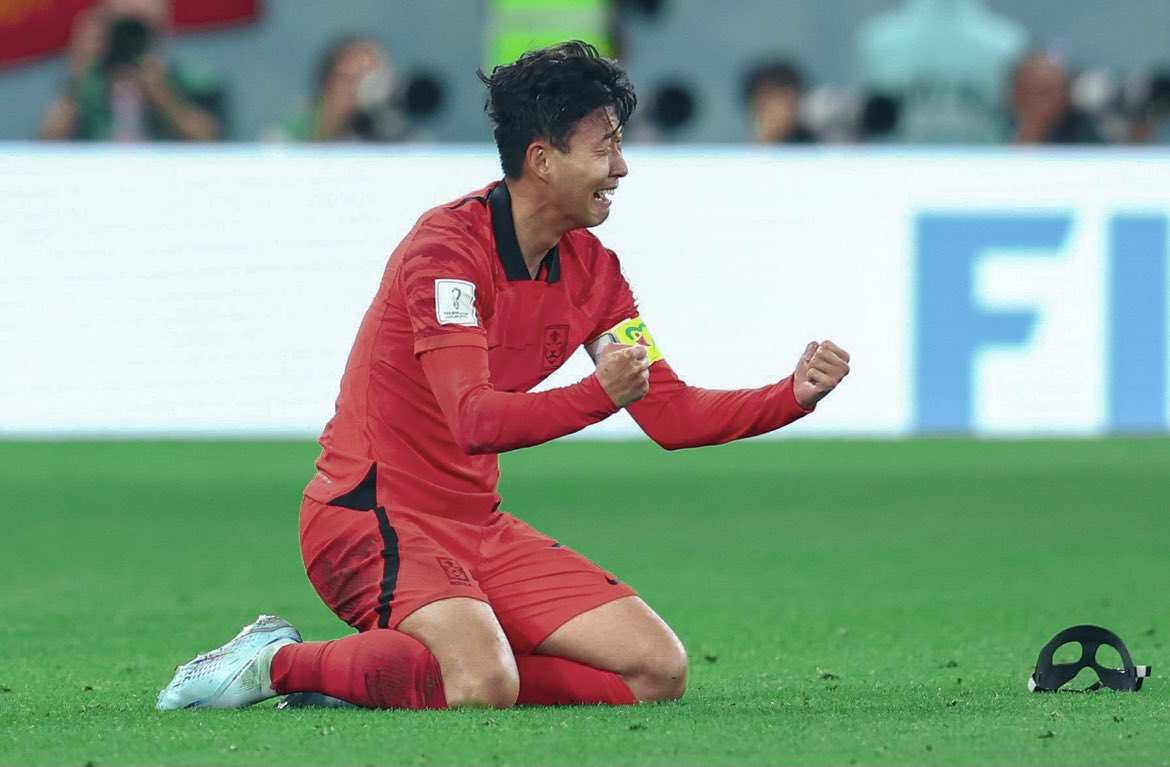 voshans's tweet photo. Wat. Een. Foto.
(Beeld Getty) #KORPOR #KOR #POR
#SonHeungMin #Qatar2022 #WK2022
#FIFAWorldCup #wk2002 #wkvoetbal https://t.co/1iEBifqBgm