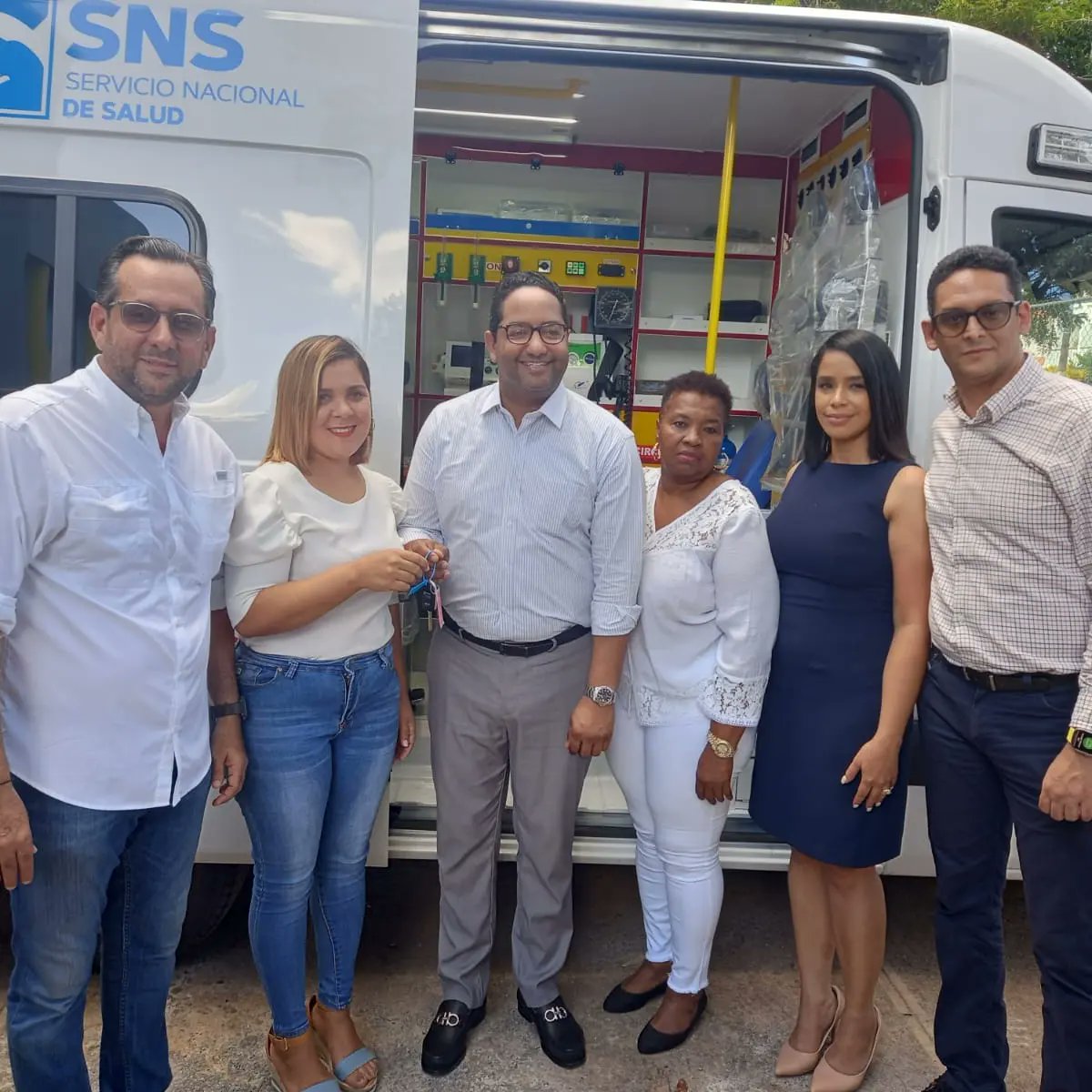 BennyMetz's tweet image. Cabrera, María Trinidad Sánchez!

En representación del Ministro @joelsantose hicimos entrega de una ambulancia totalmente equipada, conjuntamente con el @sistema911_rd la cual será administrada por el @snsrdo para dar servicio en el Hospital Dr. Virgilio Garcia.