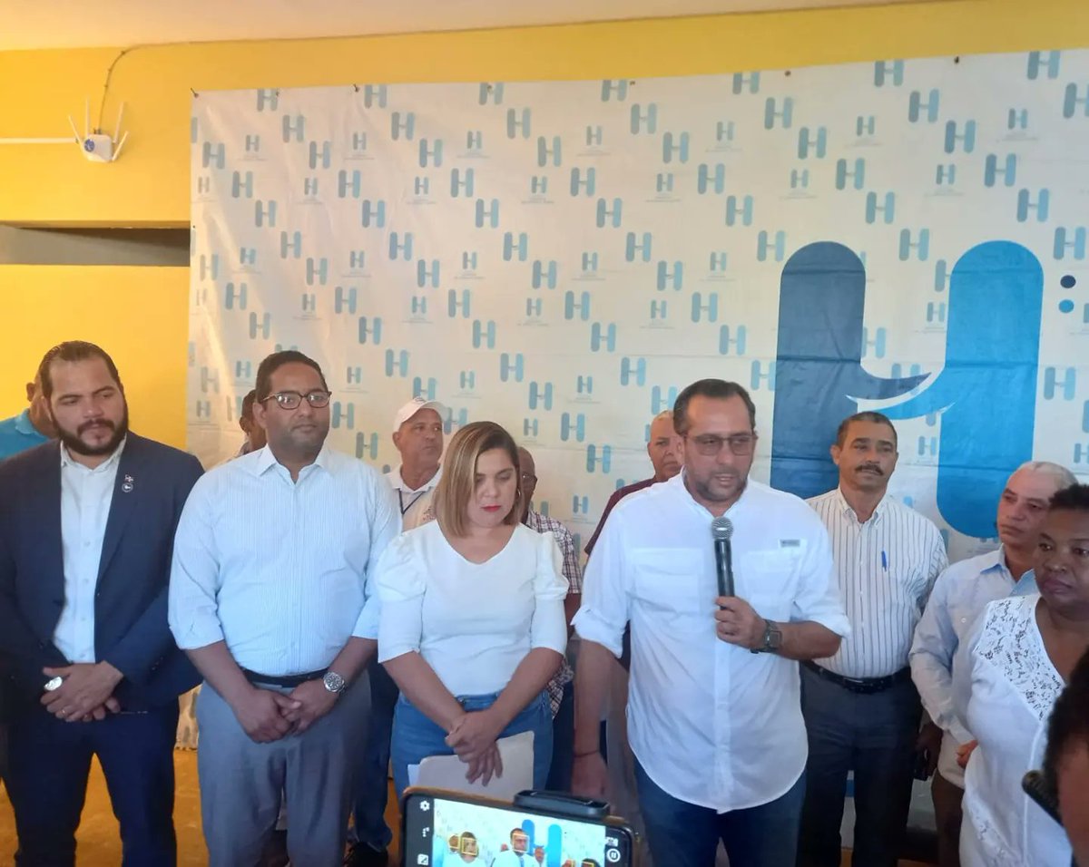 BennyMetz's tweet image. Cabrera, María Trinidad Sánchez!

En representación del Ministro @joelsantose hicimos entrega de una ambulancia totalmente equipada, conjuntamente con el @sistema911_rd la cual será administrada por el @snsrdo para dar servicio en el Hospital Dr. Virgilio Garcia.