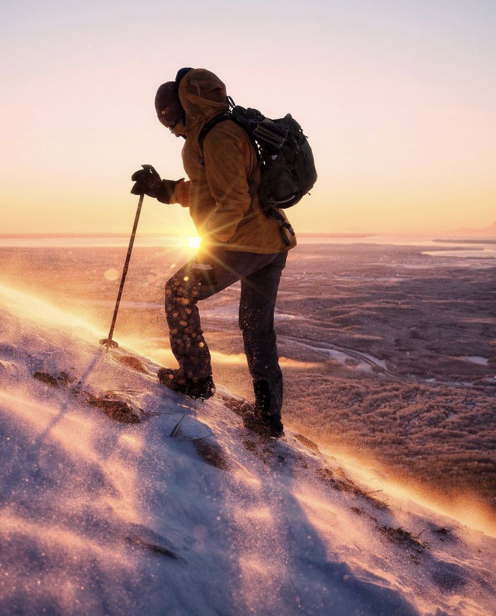 Kahtoola's tweet photo. Adventure is on the horizon! We love winter, but the short days definitely keep it interesting. Do you prefer sunrise or sunset when you're out on the trails? 🌞

Incredible photo from Josh Gildersleeve https://t.co/jxDSxvRYtq