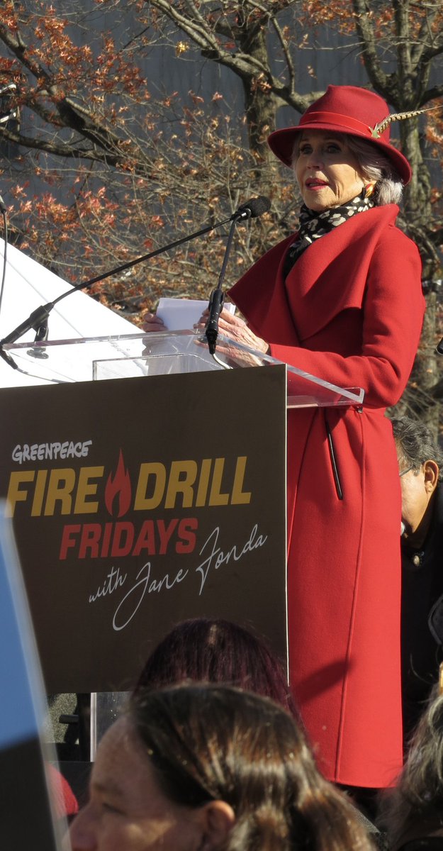 Jane Fonda is 84 & battling cancer and still organizing for climate justice/uplifting frontline communities being impacted by the climate crisis. @FireDrillFriday calling on Congress to reject Manchin’s dirty deal and for Biden to declare a climate emergency. #ClimateEmergency