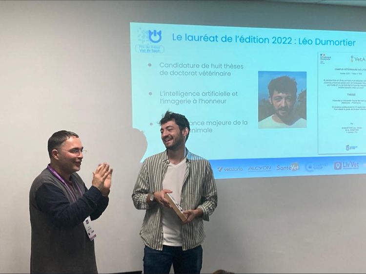 MSDsanteanimale's tweet photo. Remise du prix de thèse @vetintech, dont nous sommes partenaire, à Léo Dumortier au congrès @AFVAC pour Elaboration et évaluation d'un réseau de neurones à convolution en médecine vétérinaire pour l'aide à la lecture et à l'interprétation de radiographies thoraciques chez le chat https://t.co/DOhqvxNIOt