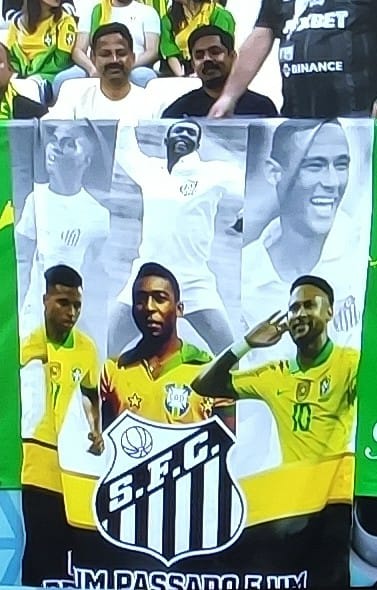 SantosFC's tweet photo. O Santos Futebol Clube é gigante. É um orgulho que nem todos podem ter! 🤍🖤

#SantosDoMundo #BrasilNaCopa https://t.co/dysoXMbX9U