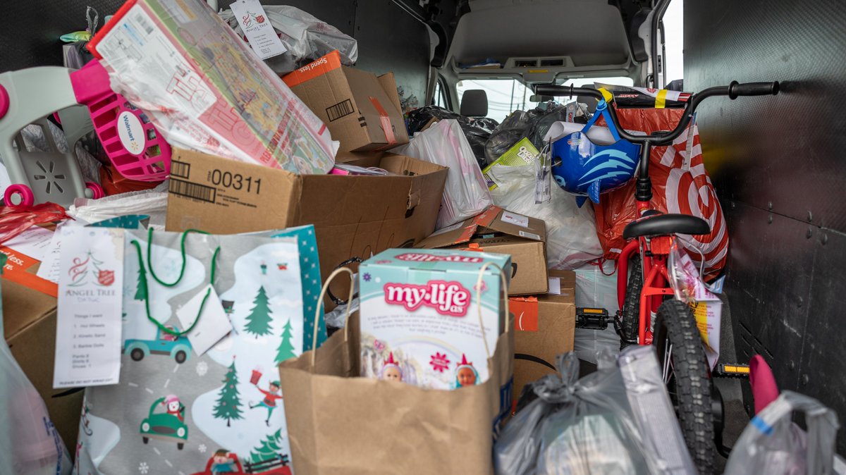 SmailAutoGroup's tweet image. 🎁We packed up all of the toys, clothes, and treats that were donated for the Salvation Army Angel Tree Program which helps provide Christmas gifts for thousands of children!
🧸Thank you to everyone who took the time to make a donation to The Salvation Army!