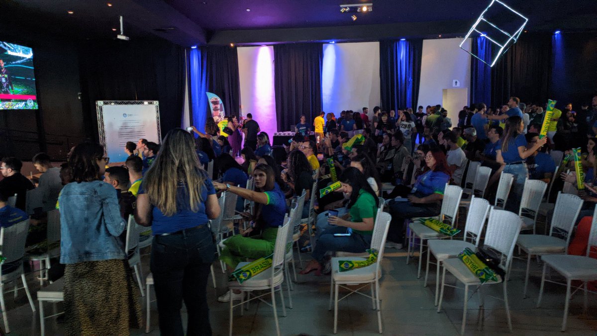 db1group's tweet photo. Depois de um dia incrível, agora é hora de Copa do Mundo, happy hour! #pumpingcode https://t.co/Mtij8tDXgt