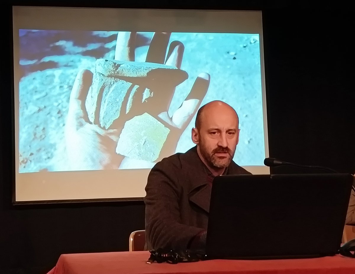 Una de las experiencias más positivas de la excavación ha sido el poder interactuar con los vecinos, que se acercaban a contar cómo era su vida en el lugar donde se excavaba, e íbamos construyendo la memoria del barrio juntos, comenta González Ruibal <a href="/GuerraenlaUni/">Guerra en la Universidad</a>