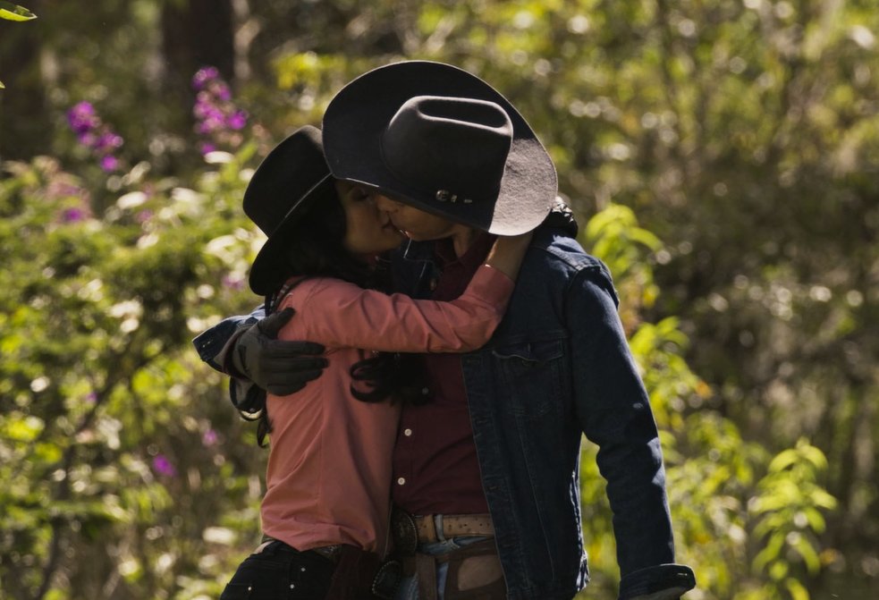 #PasiónDeGavilanes2 #PDG5 Óscar le promete a Jimena que de ahora en adelante se dedicará a ella.