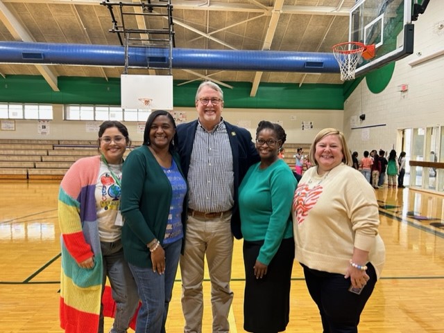 scotlandschools's tweet photo. Thank you Laurinburg Mayor Jim Willis for hanging out with the Sycamore Lane Primary first and second graders today. Mayor Willis talked about what it means to be a mayor! #GrowingGreatness https://t.co/0sV6zXhEFu