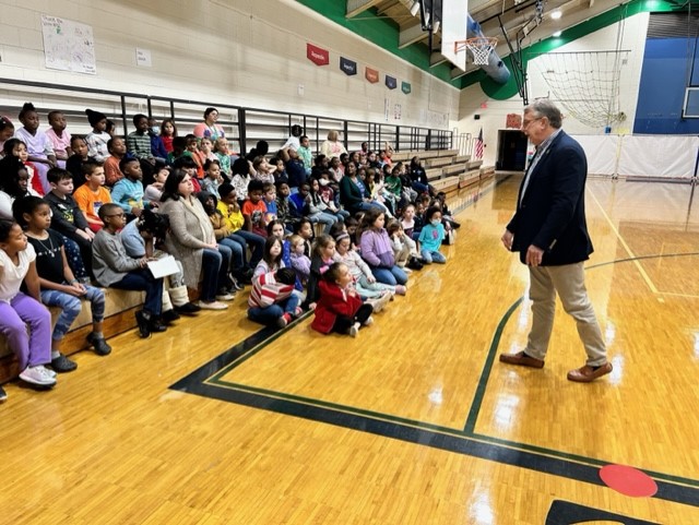 scotlandschools's tweet photo. Thank you Laurinburg Mayor Jim Willis for hanging out with the Sycamore Lane Primary first and second graders today. Mayor Willis talked about what it means to be a mayor! #GrowingGreatness https://t.co/0sV6zXhEFu