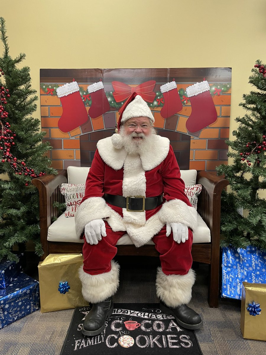 whaley_dc's tweet photo. The student KEA chapter, with adviser Holly Bloodworth, held a festive, community-based, and child focused Santa’s workshop in Alexander Hall. Santa led the way with many MSU student elves. It was jolly and holly, with book readings, dancing, singing, and much, much more. https://t.co/rbiCccShhD