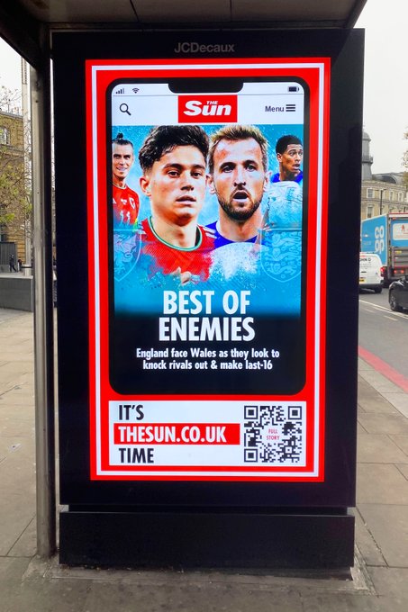 Giving audiences what they want, when they want. This clever dynamic #DOOH for <a href="/TheSun/">The Sun</a> mirrors their online headlines with the latest #WorldCup2022 updates  ⚽️ 
<a href="/WeAreDOOH/">DOOH.com</a> @MSIXagency 
 #Context #OOHWorks