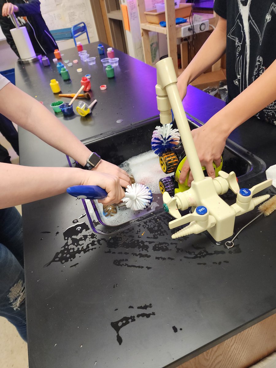 FortCalhounSci's tweet photo. Forensic science students are exploring tire tread patterns as evidence.  #paintandmorepaint #barbiesgetawaycar https://t.co/tNbhn0houp
