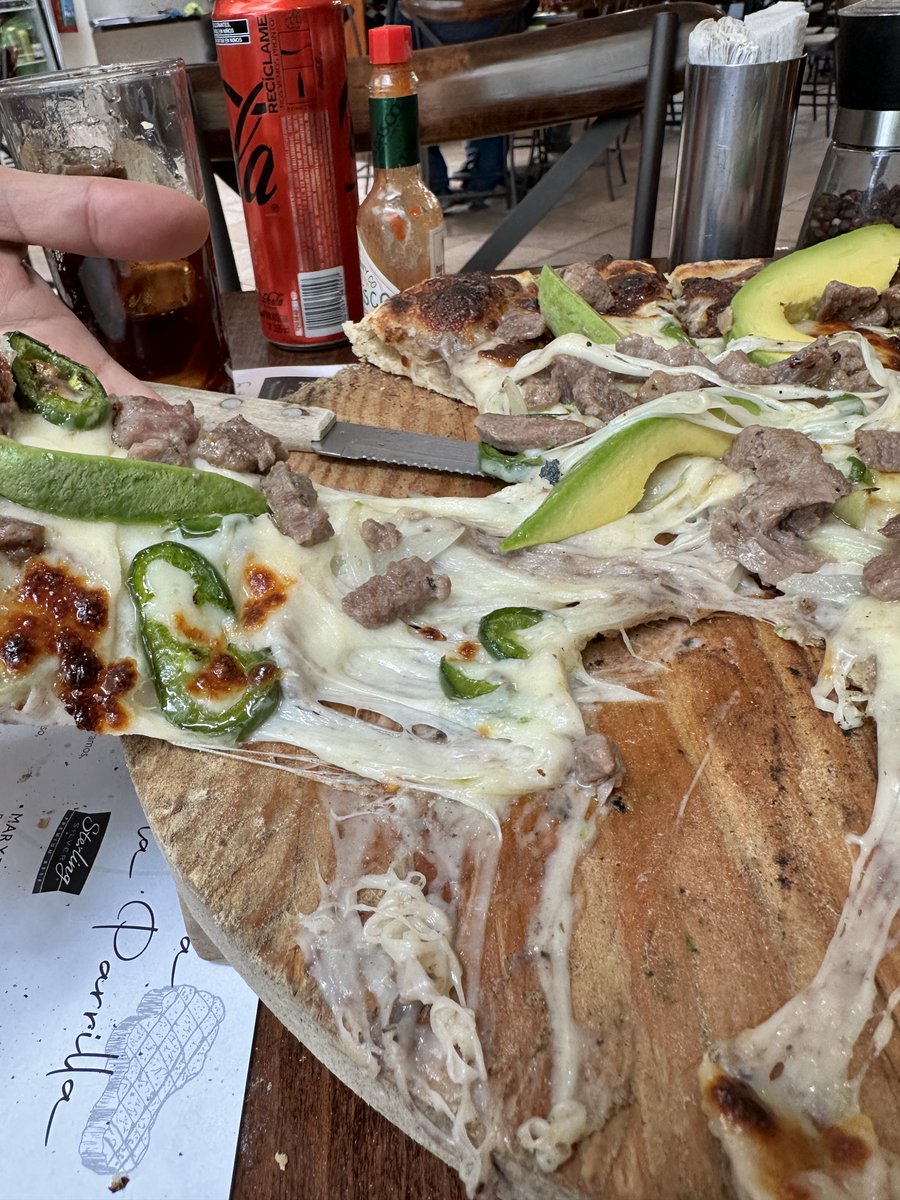 sndlg's tweet photo. No pueden dejar de probar la pizza con arrachera de @LeducGourmet 

Que cosa tan deliciosa. https://t.co/VI4IAOW39m