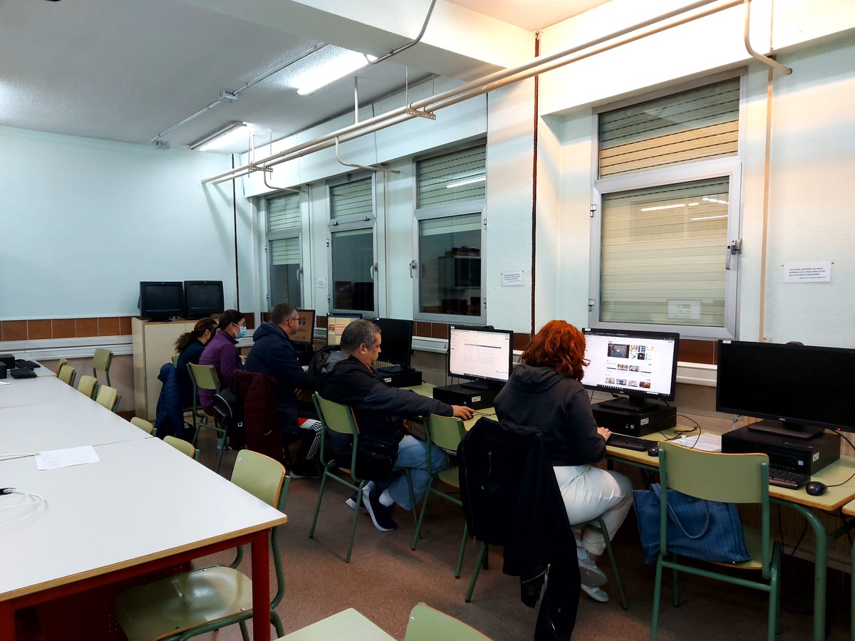 IESAlberti's tweet photo. Curso TiC para familias en el Alberti gracias al #ProgramaProa+ https://t.co/GoCCPHmD4C