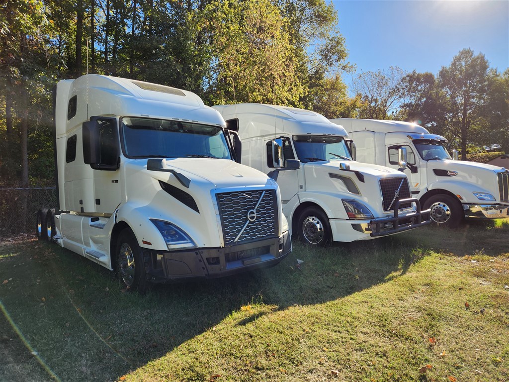 gallivanauction's tweet photo. Late-Model Sleeper Semi Tractors 🚛
Online Auction Live - Bid until Tuesday, 12/6! 🚨
Fleet of (9) Volvo and Peterbilt Sleeper Cab Semis
https://t.co/4Z7hREtwNG
Online Only Now through December 6
Trucks in Charlotte, NC
Visit website for Bidding
#onlineauction #semitruck https://t.co/cJBjaftGVq