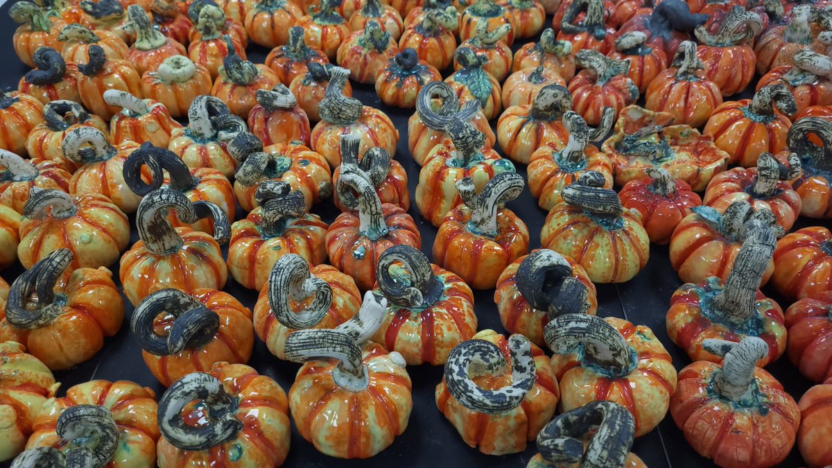 🎃WOW, 150 ceramic hand formed+ glazed pumpkins inspired by <a href="/KateMaloneTweet/">Kate Malone</a>. #art #ceramics Proud teacher!