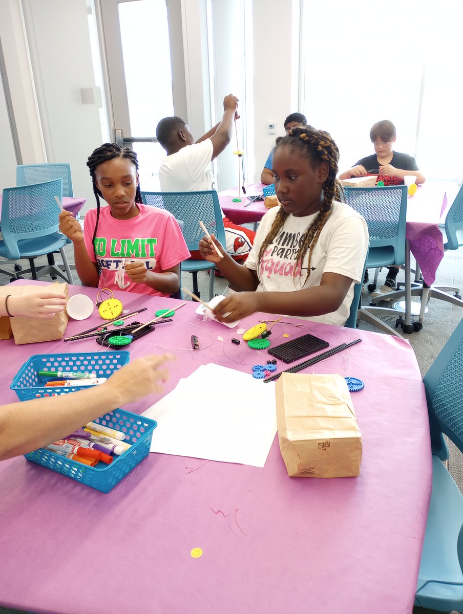 SFASTEMcenter's tweet photo. Boys &amp; Girls Club students from Lufkin explored some basics of coding by programming a Kubo robot and were engineers for the day by designing and creating a Wigglebot!

#SFASU #STEM #Coding #Robot #Engineering #Building #BoysandGirlsClub #ColeSTEMbuilding https://t.co/6k33JiKTNU