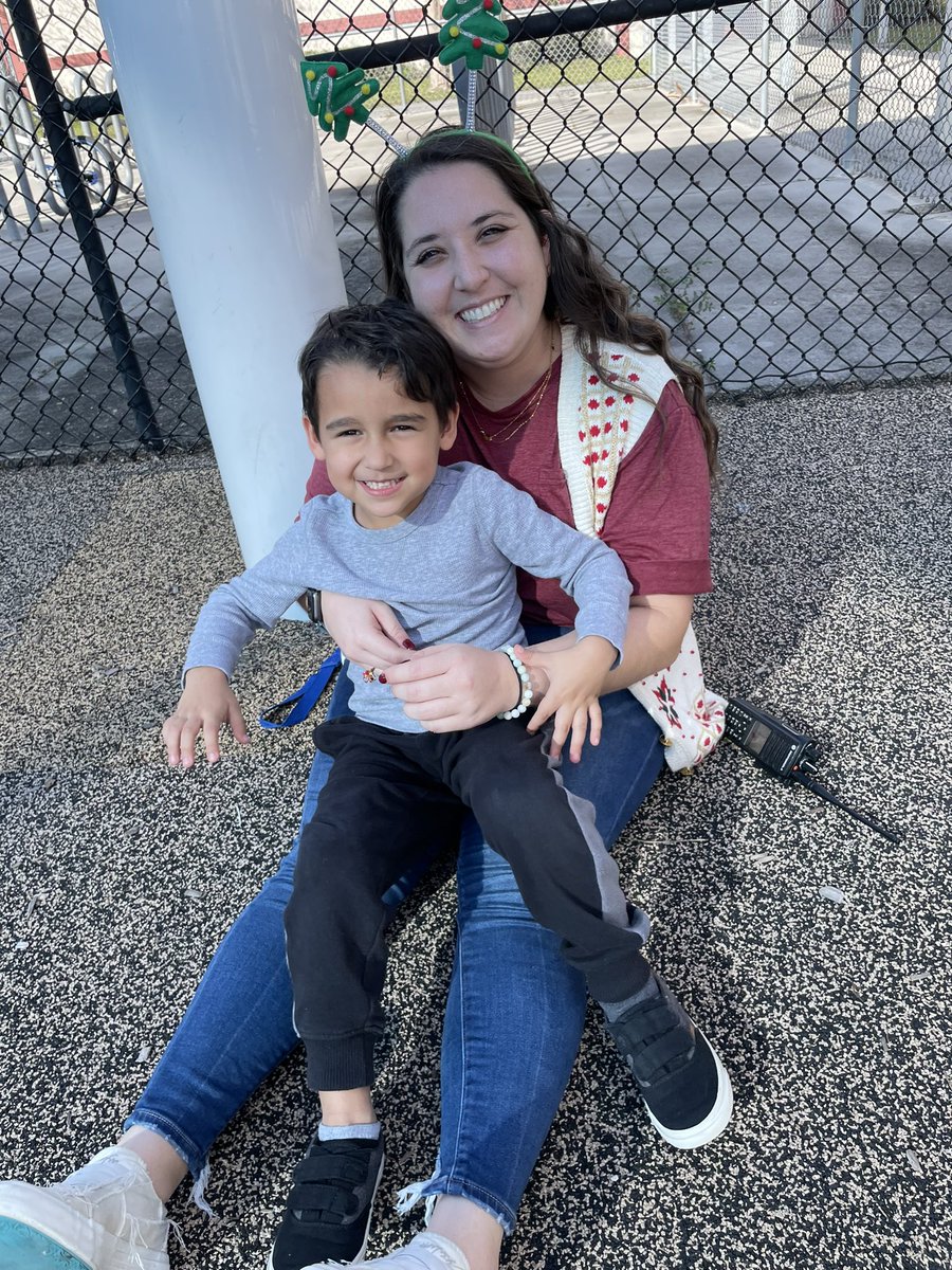 lyss_sav13's tweet photo. Meet my pre-K bestie 🥰
The perfect way to end the week-playing on the playground with my favorite pre-K friends https://t.co/lstBPg4UgK