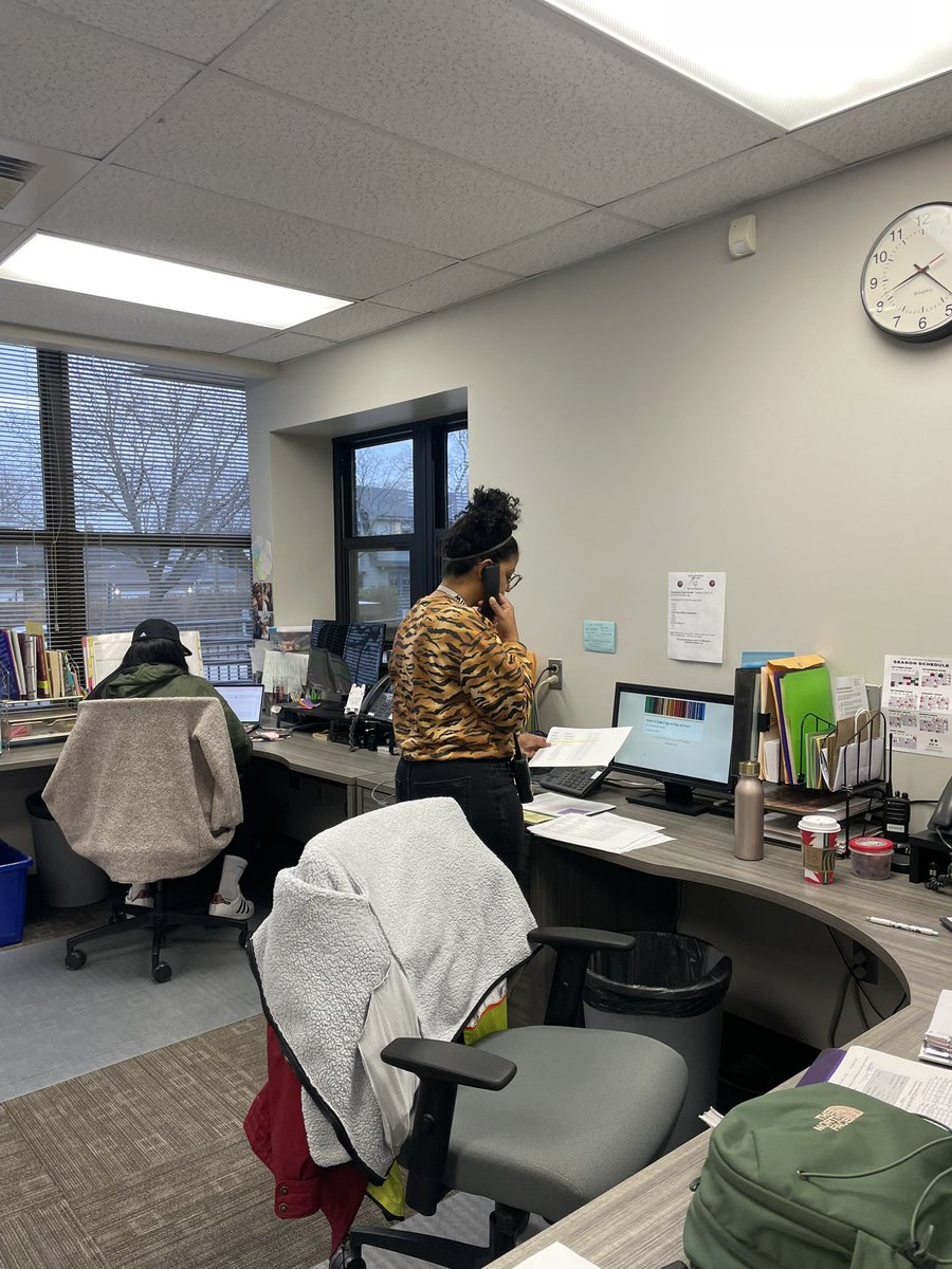 Happy Friday y’all! It’s time for the Tiger paw draw!! Look at all the winners <a href="/ms_pwinfield/">Ms. Winfield</a> #hatchtigers #weared97 <a href="/OakPark97/">Oak Park District 97</a>