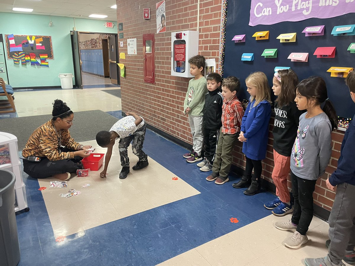 MrsChrystall's tweet photo. Happy Friday y’all! It’s time for the Tiger paw draw!! Look at all the winners @ms_pwinfield #hatchtigers #weared97 @OakPark97 https://t.co/sk0GXBaMxB