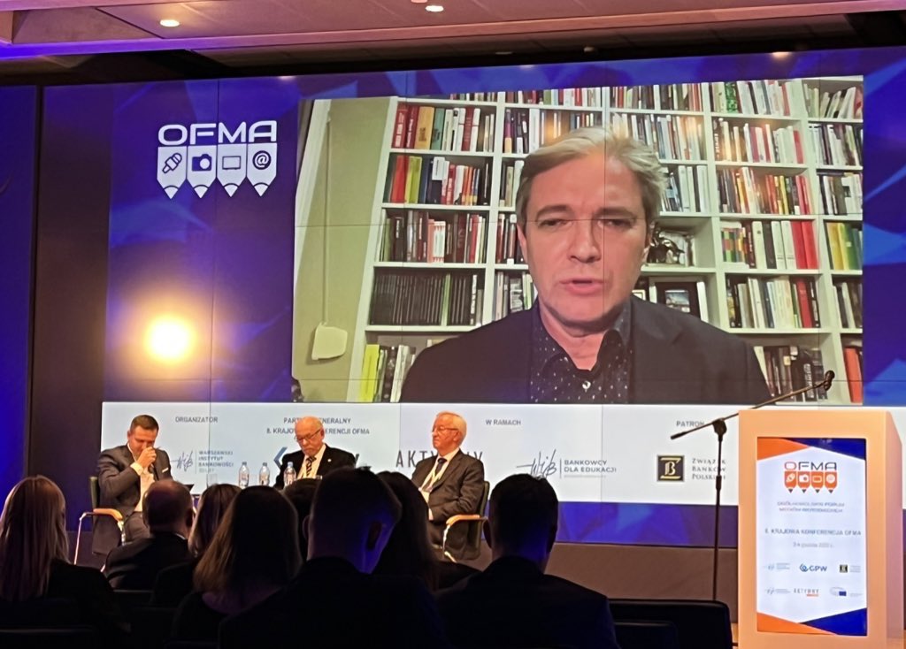 OFMApl's tweet image. 🗣 „Dziękuję, że sektor bankowy wspiera dziennikarstwo studenckie. Podobały mi się słowa @mpolakk, który jako wartości, łączące dwie przestrzenie wskazał #zaufanie i #odpowiedzialność” - powiedział @JarubasAdam, MEP 🇵🇱🇪🇺 podczas debaty otwarcia #KonferencjaOFMA 🖊