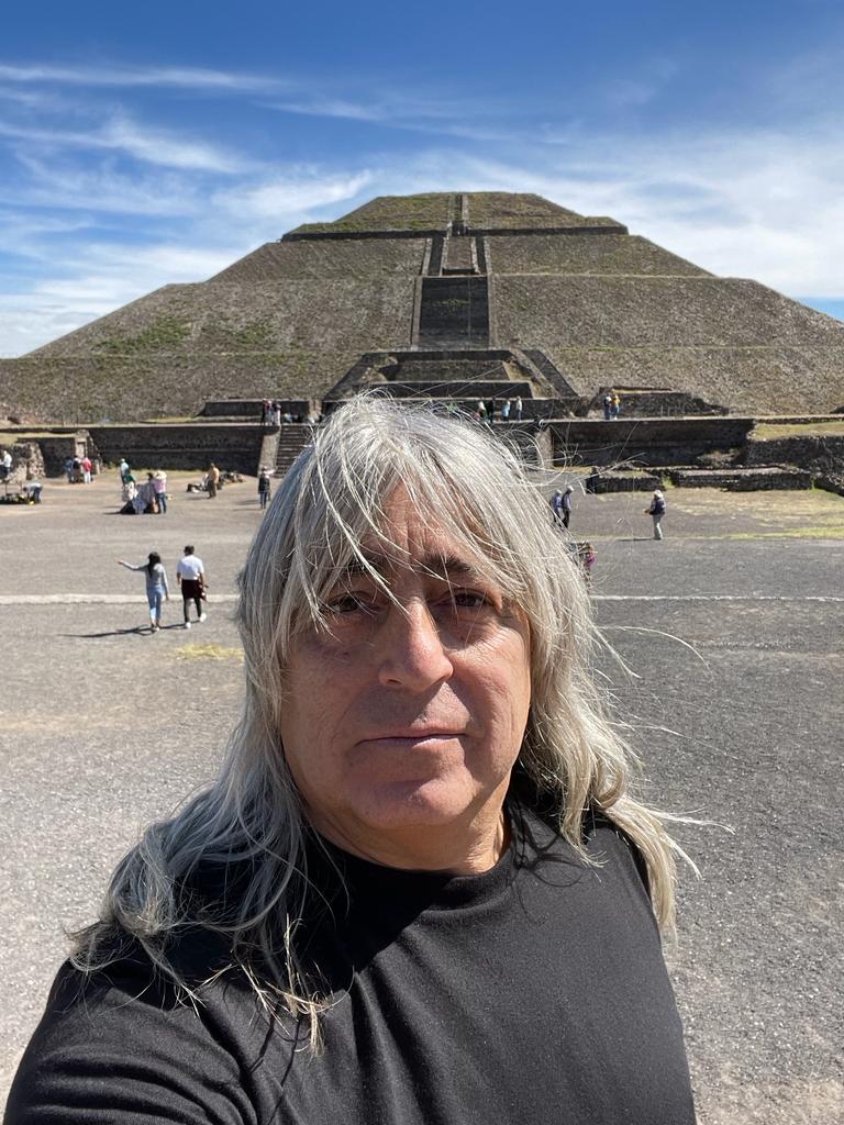 Great day off. Nice to be back in Teotihuacan after 25 years to check out these incredible pyramids, sun and moon. Here in front of the pyramid of the sun outside of Mexico city. 

Looking forward to one hell of a show tonight at Hell and Heaven festival in Toluca, Mexico