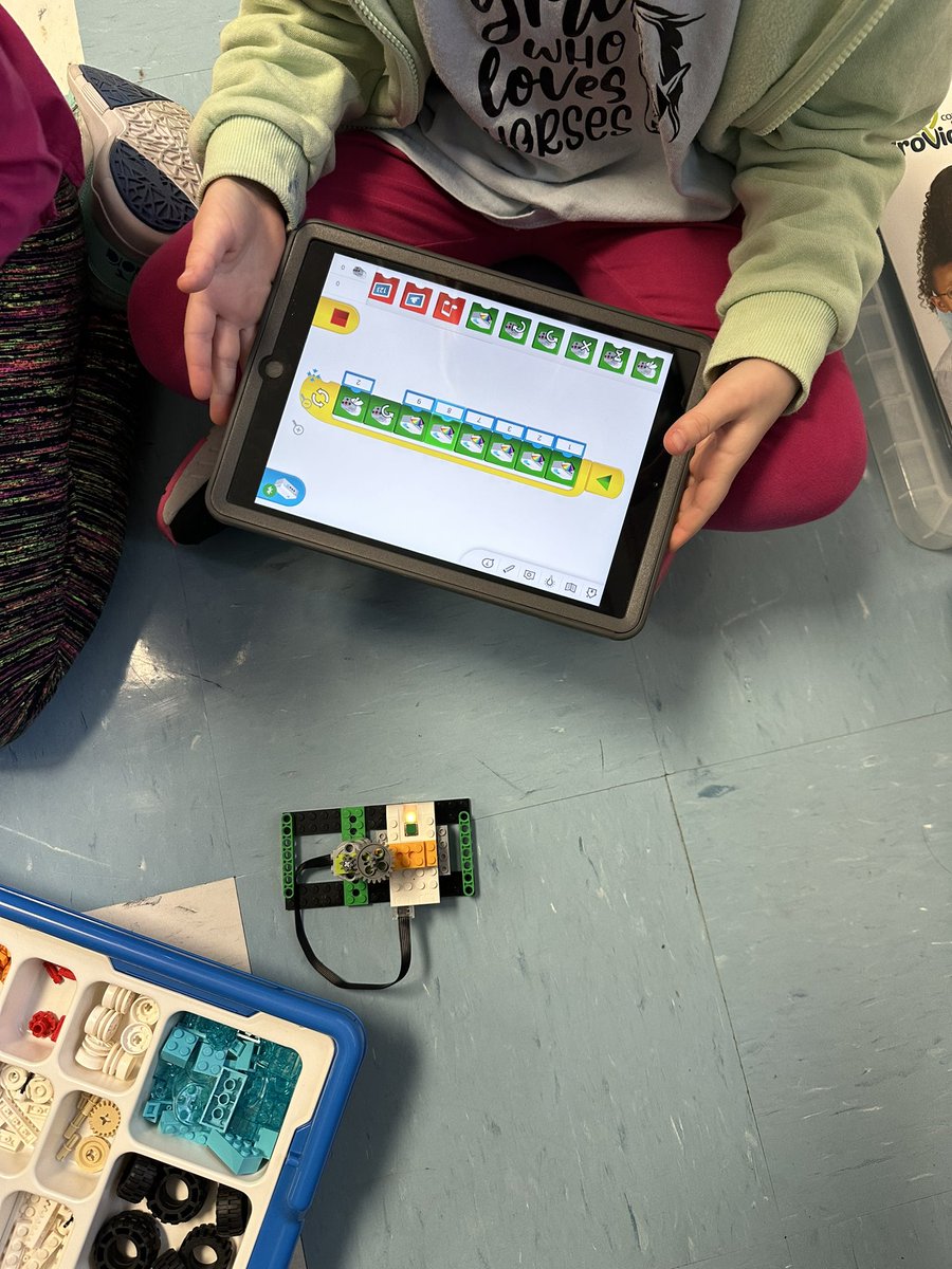 Les élèves de la 2e année <a href="/EECStPaul/">École catholique Saint-Paul</a> ont construit des sapins de Noël ensuite, ils ont écrit un code pour faire tourner le sapin avec #legowedo <a href="/LEGO_Education/">LEGO Education</a>