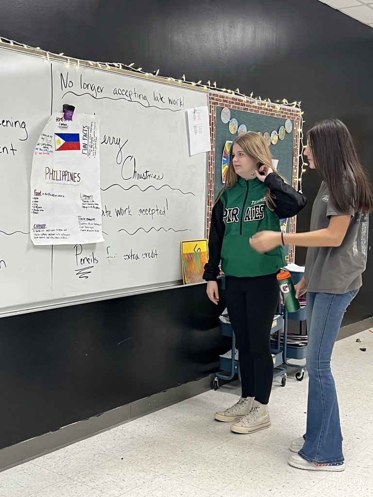 GR8Day2BaPirate's tweet photo. Teams in Mrs. Martin's class are working on presentations for the advertisements of the country they chose to research. Great way to learn from each other! #Gr8Day2BaPirate #ReadEveryNight https://t.co/1WXJV2c06e