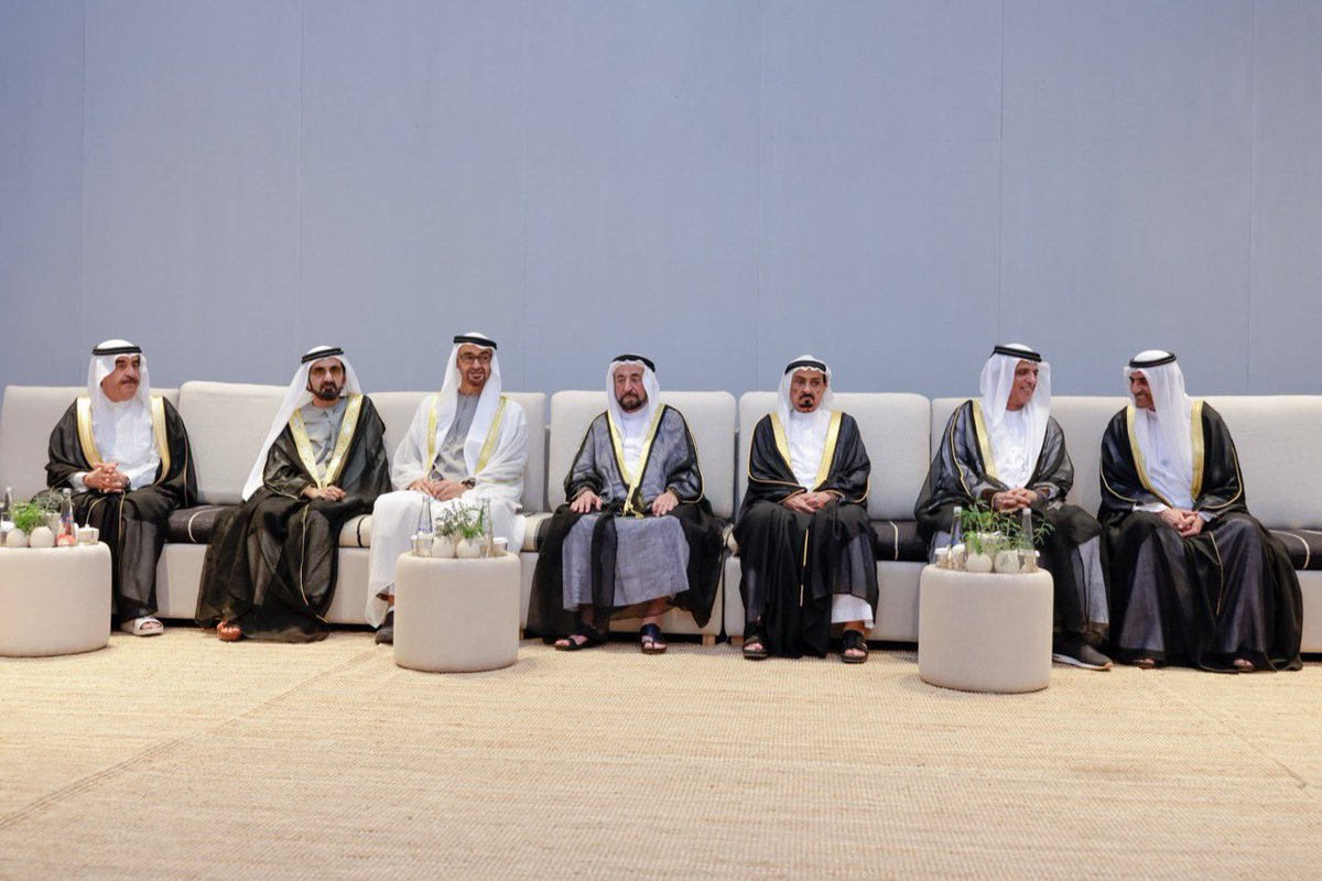 - رئيس الدولة ونائبه وحكام الإمارات والشيوخ يشهدون الاحتفال الرسمي بـ ' عيد الاتحاد الـ51 ' في أبوظبي. #عيد_الاتحاد51 #UAENationalDay51 

#hhmbz1 🇦🇪