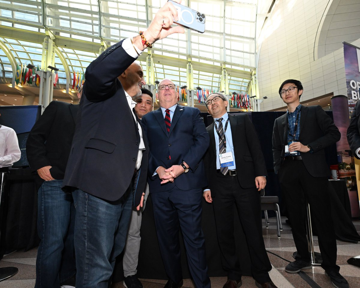 Thanks, Maryland Governor Hogan for popping by the <a href="/Quantropi/">Quantropi Inc</a> booth at <a href="/QWCevent/">Quantum World Congress</a> to talk about quantum security. 

Check the gallery here: bit.ly/3XVFy5t.

<a href="/jamesnguyen28/">James Nguyen</a> <a href="/RandyKuang/">Randy Kuang</a> <a href="/rajinca/">Raj Narula</a> 
#QWC22 #QuantumWorldCongress #BringItOn #Quantropi