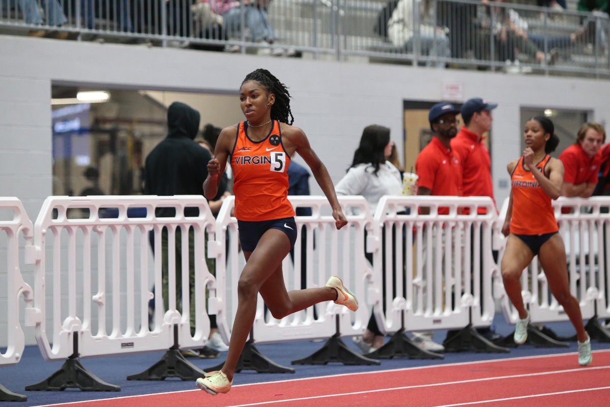 Women's 200m ⚔️

1-2-3 for the Hoos ⤵️

1️⃣ Seaman 
2️⃣ Akpan 
3️⃣ Bonnick

#GoHoos⚔️