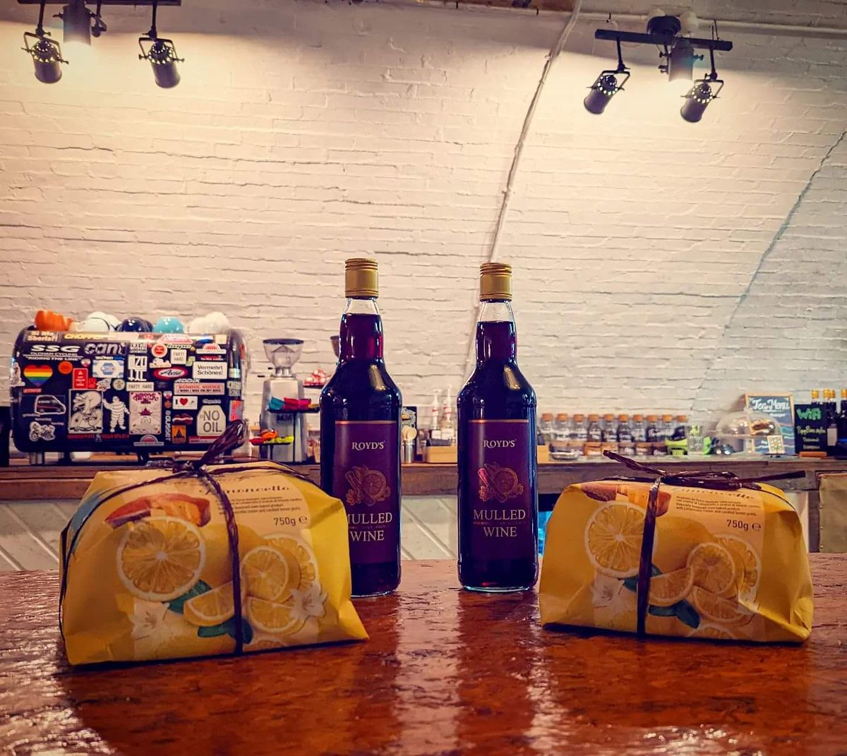 Free mulled wine?! Huge winter jumble sale? Delicious panettone? All in one place?! Come to the shop all day tomorrow (3rd December) for a lovely day of bikes, cakes and drinks!

🚲☕🐝🍷