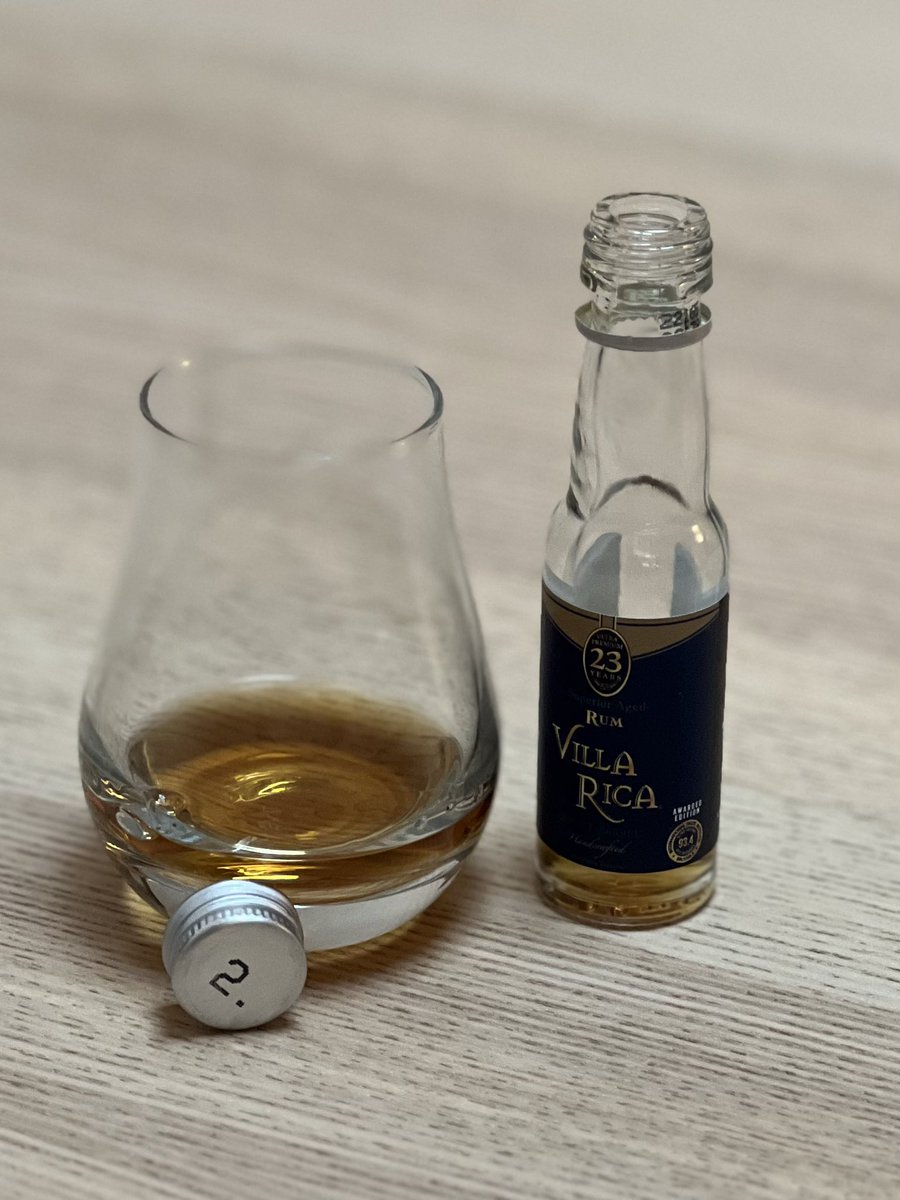 icycleast's tweet photo. Vila Rica 23, Mexiko, 40% ⭐️⭐️⭐️⭐️
Tenhle teda lahodný je! “Drahá” vůně, příjemné alkoholové teplo a skoro až kouřová dochuť. #24daysOfRum https://t.co/L0LAdmB8eg
