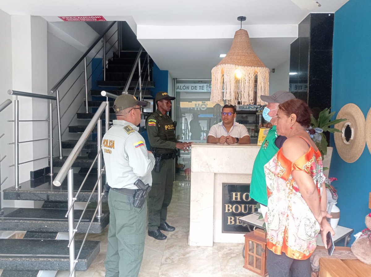 PoliciaDECOR's tweet photo. #Lorica con @ProteccionPonal a la Infancia y Adolescencia en coordinación @ICBFColombia, realizamos actividad de prevención a la Mendicidad, socializamos  la importancia de la denuncia oportuna a través de las líneas gratuitas 123,122 y 141 rutas de atención. #DiosYPatria https://t.co/6Xosg8QdGv