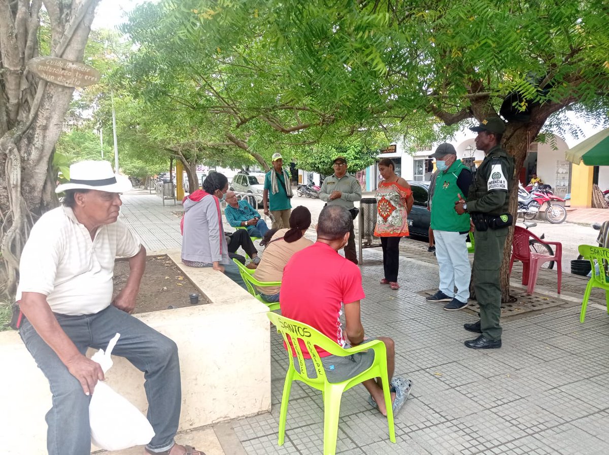 PoliciaDECOR's tweet photo. #Lorica con @ProteccionPonal a la Infancia y Adolescencia en coordinación @ICBFColombia, realizamos actividad de prevención a la Mendicidad, socializamos  la importancia de la denuncia oportuna a través de las líneas gratuitas 123,122 y 141 rutas de atención. #DiosYPatria https://t.co/6Xosg8QdGv