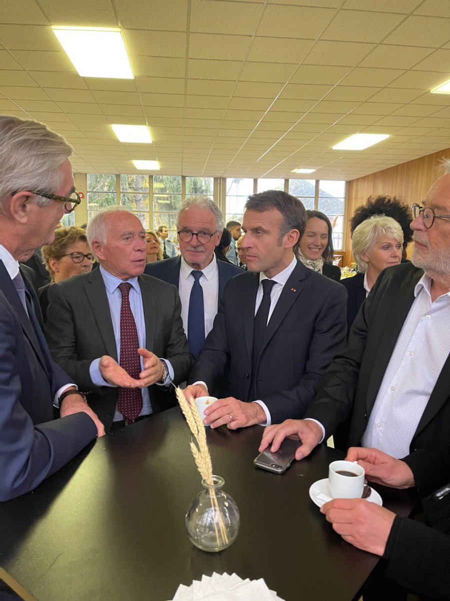 _DidierParis's tweet image. #25novembre | @EmmanuelMacron rappelle sa détermination à lutter contre toutes les formes de violence faites aux femmes &amp;amp; aux filles.
Nous échangeons concrètement sur les pratiques des associations d’aides aux victimes, Solidarité femmes…
#NeRienLaisserPasser